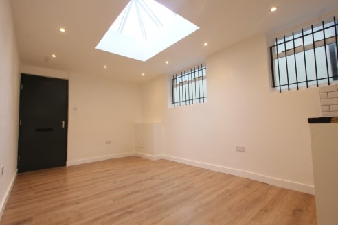 Office Space to Rent - Circa 250 sq ft<br />Available in Chapel Market, N1 is this self-contained newly refurbished office.