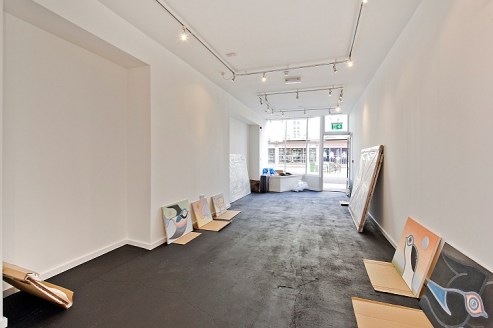 A PRIME POSITION RETAIL SHOP / GALLERY (A1) ON WESTBOURNE GROVE\n\nOverview\n\nTo Let\n\nThe premises occupies the ground floor of a stucco fronted, Victorian terraced building, with an attractive triple glazed panel frontage, leading to an open plan...