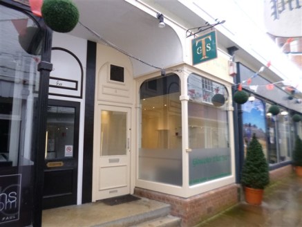 Retail unit located in a popular thoroughfare to Gloucester...