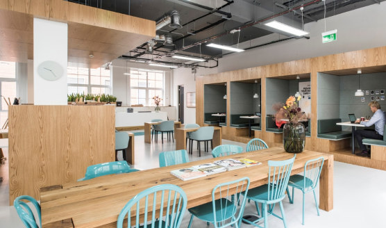 Join the flexible working revolution in the UK capital's trendy East End. From this central City of London location, you can use your time in the most productive way. Prepare to be impressed: you'll be greeted by an ocean of natural light pouring thr...