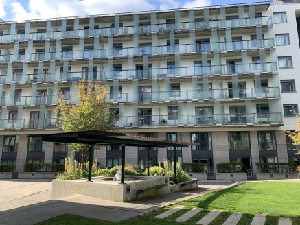 Forum House is a modern residential apartment building with Live-Work units on the ground floor level. The property has a concierge reception and large attractive communal gardens. Available for purchase is this ground floor unit which provides offic...