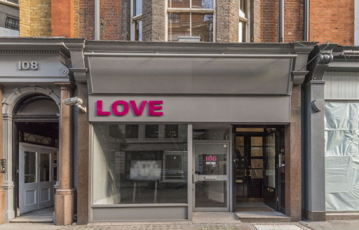 Strapline: Full glass frontage - Perfect for retail/showroom - Own entrance with excellent branding opportunities - Attractive period...