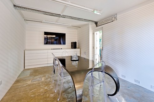 A GROUND FLOOR STUDIO OFFICE FORMED FROM AN INDUSTRIAL BUILDING\n\nOverview\n\nTo Let\n\nThe office area (B1) is situated on the ground floor of a purpose built, light industrial unit, which has been remodelled to create naturally bright studio space...