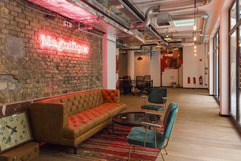 Available on flexible terms and located in the heart of Aldgate, the offices are situated over the fourth to fifth floors. The offices benefit from raised access flooring, glass partitioned meeting rooms and complete data cabling making the accommoda...