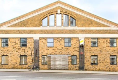 Available immediately Refurbished floor available in converted warehouse...