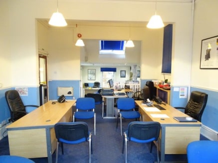 FLEXIBLE OFFICE SPACE! 1,100sqft of prime Ealing Broadway office space is now available to let. Located within a 3-minute walk of Ealing Broadway Station (Central, District, Elizabeth Lines and National Rail) and an 8-minute walk to Ealing Common Sta...