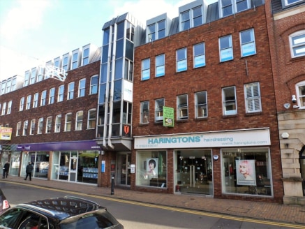 39 Queen Street is located in the heart of Maidenhead town centre. Maidenhead Rail Station (Crossrail) is a short walk which provides fast rail links to London. Junction 8/9 of the M4 is approximately 1.5 miles drive and provides access to the wider...