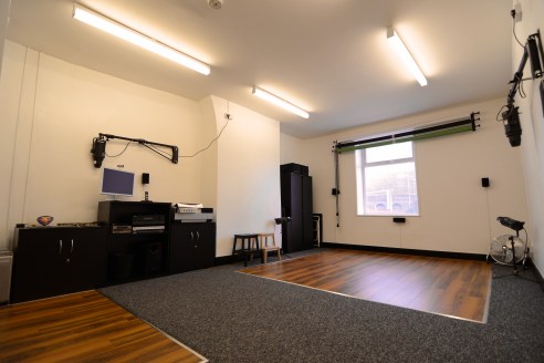 A most surprising and deceptive first floor office / studio suite which has been comprehensively refurbished to provide excellent self-contained accommodation. The space is currently occupied by a photography and cinematography company who use the ma...