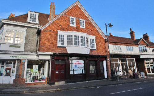 719 sq ft\n\nFORMER LLOYDS BANK PREMISES AVAILABLE FOR A WIDE VARIETY OF USES\n\n* Gross frontage about 7.4 m (24ft 3in)\n\n* Internal width about 6.7 m (22ft)\n\n* Depth about 14.3m (47ft)\n\n* Ground floor about 53.24 sq m (573 sq ft plus 2 rear ro...