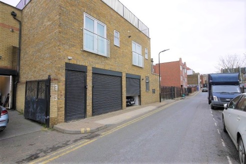 D2 License, which could suit a specialist gym/personal training studio, office, design studio, craft workshop. Located moments away from Dalston Kingsland Station.
