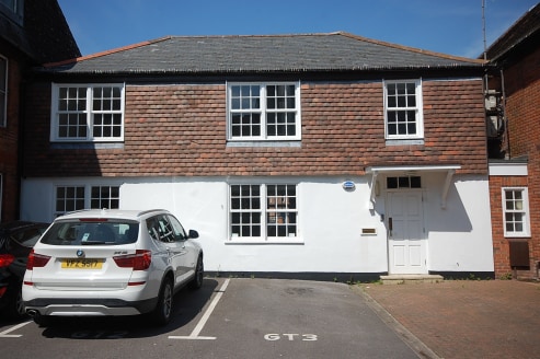 520 sq ft\n\nGROUND FLOOR AIR-CONDITIONED OFFICE\n\n* Gas fired central heating\n\n* New carpeting\n\n* Suspended ceiling\n\n* LED lighting\n\n* Fully redecorated\n\n* Fire alarm\n\n* Shared ground floor male and female WCs\n\n* Tea point\n\nRent: &p...