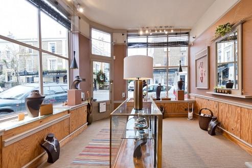 AN ATTRACTIVE CORNER RETAIL PREMISES IN THE HEART OF KENSINGTON\n\nOverview\n\nTo Let\n\nThe premises has a duel aspect, part glazed panel frontage, looking directly over Gordon Place and Holland Street. The corner entrance leads to an open plan reta...