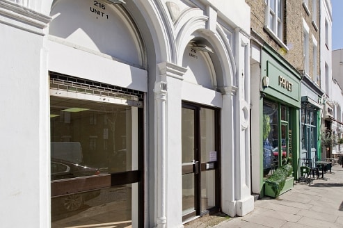 A LOCK UP SHOP (A1) IN CENTRAL NOTTING HILL ADJACENT TO PORTOBELLO MARKET\n\nOverview\n\nTo Let\n\nThe part glazed frontage is framed by attractive twin Roman arches, which lead to an open plan retail area and under stair W/C. The retail area has dro...