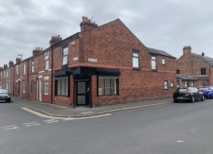 The property provides a self-contained, open plan retail unit with WC to the rear. 

The unit would be suitable for a variety of trades including hairdressers, barbers, tattoo artist, café, office and retailers. 

Externally the doors and window have...