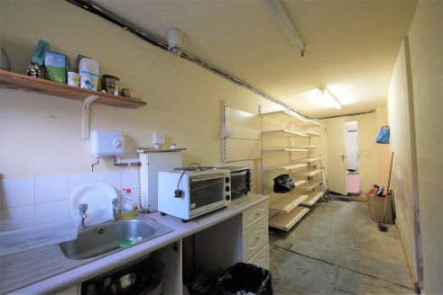 Victor Michael have the pleasure of presenting this commercial unit to the market. This property has plenty to offer including off licence.