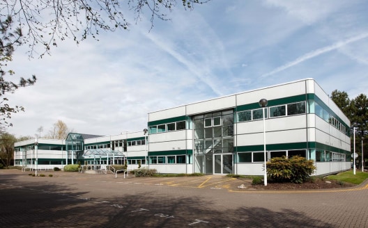 592 sq ft\n\nNewbury Business Park - First Floor Offices\n\nThe property is located on the Business Park, the prime office address in Newbury with many national and international companies on the site. The Business Park is very close to the A4 walkin...