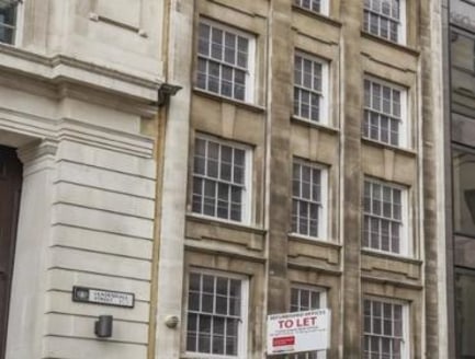 The premises are vacant throughout and comprise a self-contained mid terrace office building set over 6 floors including ground and lower ground floors. Entrance directly off Leadenhall street. The adjoining properties have greater developed height w...