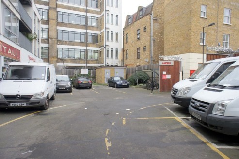 Clarke & Llyods are please to offer this ground floor stunning specious Retail / showroom/office unit which have been completed to a high specification located on the South side of Commercial...