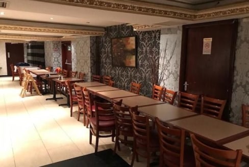 Available immediately<br><br>The premises are prominently located on popular parade on Uxbridge Road in the heart of Eailng Common & within walking distance Ealing Common StationA3 restaurant with a alcohal licence currently trading as a Persian rest...
