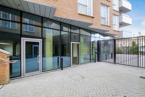 The space is divided into two areas on the ground floor of new residential blocks, both being approximately square, benefiting from good ceiling heights, large windows and all the modern services, including gas, fitted to service play points. The uni...