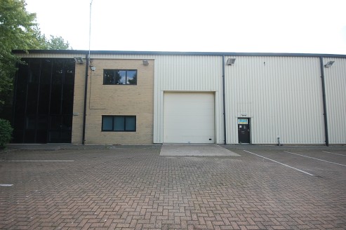 6,168 sq ft\n\nHigh Office Content Workshop / Warehouse\n\nCOULD BE CONVERTED TO TRADE COUNTER USE - ADJACENT TO HOWDENS NEW HUNGERFORD PREMISES\n\nWarehouse\n\n* 6 metre min eaves\n\n* Up and over loading door 13ft wide x 13ft high\n\n* Sodium light...