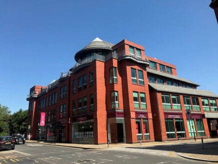 Large fitted kitchen. Raised floors. Air conditioning. Metal suspended ceilings. Excellent floor to ceiling height. Outside terrace. 5 Secure basement car parking spaces. 7 Large meeting rooms. 5 Small meeting rooms. Excellent natural light.