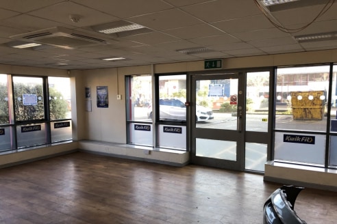 The premises provide a modern, high quality industrial business accommodation in central Guildford, with a good eaves height comprising 6810 sq.ft (632....