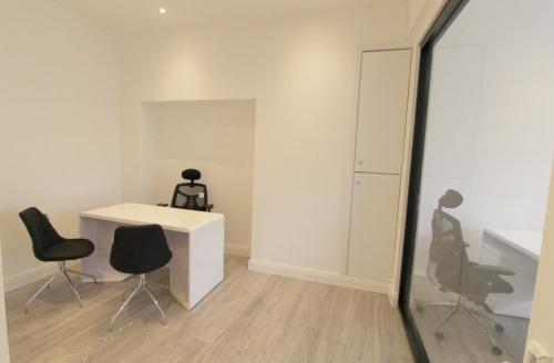 A bright and stylish office in the heart of Ealing, Broadway. This fantastic A2 premise is modern and elegant, now available to let.