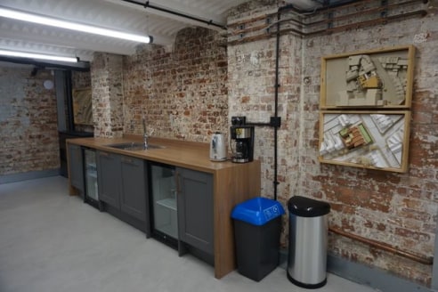 Available immediately<br><br>Aldgate - 8 desks to rent on a monthly all inclusive rent - flexible terms...