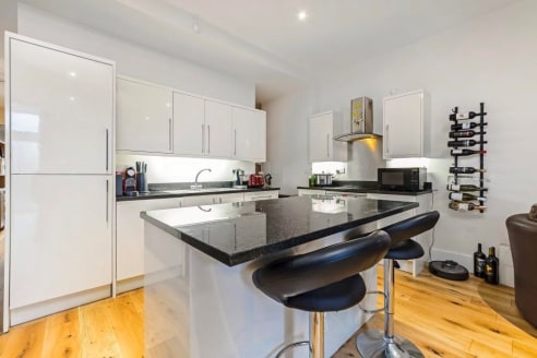 Comprises a ground floor office, live/work unit forming part of this mixed use development built in 2005. Arranged as a main front open plan space plus meeting rooms to the rear and two w.c.s, including one bathroom and a shower with full modern buil...