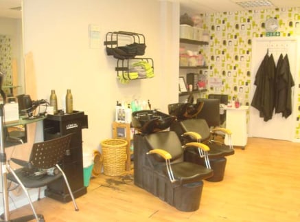 Recently refurbished modern double fronted Hairdressing Salon located on Red Bank Road at Bispham close to Queens Promenade The Salon provides approximately 375 sq ft with 5 dressing out stations, 2 back wash basins and rear utility/kitchen. The busi...