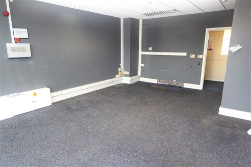 Ground Floor Office of approximately 466sqft benefitting from a retail frontage, suspended ceiling with strip lighting, air conditioning, kitchen and 2 toilets. 

Situated on the junction of Henleaze Road and Wellington Hill West, providing easy acce...