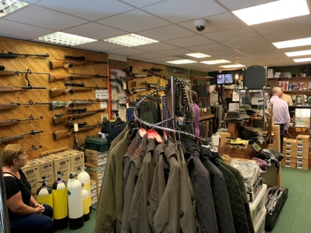 Shop Unit in Busy Suburban Parade\n\nPrime Location close to Starbucks & Dominoes\n\n672 sq ft Approx with Basement\n\nAvailable March 2020\n\nTo Let on a New...