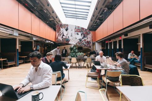 Just off of Silicon Roundabout, this Old Street office space is the place to be. Home to entrepreneurs working on early-stage ideas and established businesses looking to expand their approach, Old Street coworking space attracts companies of all shap...