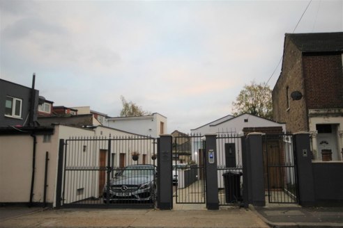 Inclusive of all bills is this fully serviced office spread over approx. 9 square meters and features 24 hour access, video entry phone, CCTV system, roller shutter blinds, shared kitchen area and shared male and female toilets facilities.