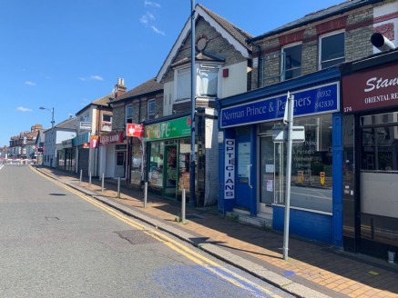 Vacant shop to let close to Addlestone train station