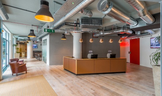 Only 200 meters away from the Liverpool Street stations, this moderns style building offers all the amenities of the City due to its proximity. Its location also benefits from the financial and insurance businesses that provide it with a special atmo...