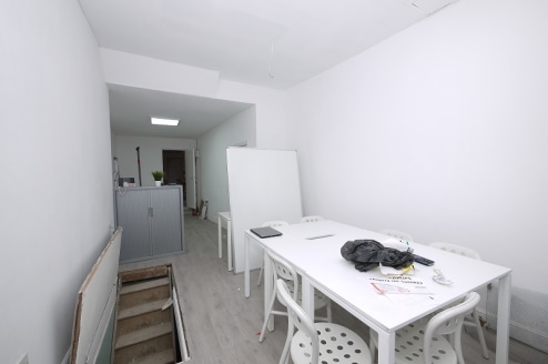 Large Commercial Unit former tuition centre available in Stratford, Suitable for A1/A2/B1 Businesses 

Nearby occupiers include offices, estate agents, solicitors, doctors surgeries, convenience stores, and a variety of cafes and restaurants along wi...