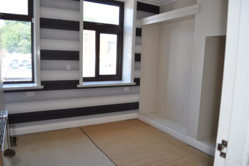 2 single storey retail units + separate self contained flats ideal investment, partly refurbished...