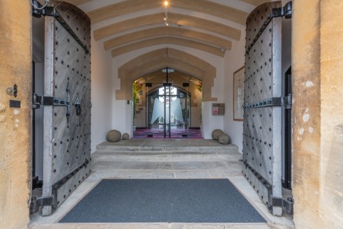 The Castle is centrally located at the top end of Cecily Hill adjoining the gates to Cirencester Park. Nearby amenities include Waitrose, Cirencester town centre with its diverse retail and leisure offer, the leisure centre and heated open air swimmi...