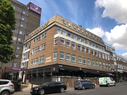MODERN OPEN PLAN TOWN CENTRE OFFICES\n\n3,100 SQ FT (288 SQ M)\n\nROMY HOUSE, 163-167 KINGS ROAD,\n\nBRENTWOOD, ESSEX CM14 4EG\n\n* SUSPENDED CEILING ** CAT II LIGHTING * * NEW CARPET *\n\n* AIR CONDITIONING * * HEATING * * PERIMETER TRUNKING *\n\n*...
