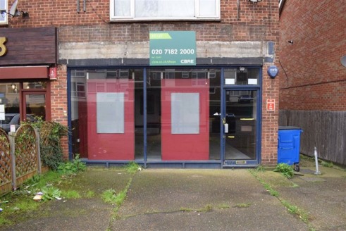SHOP/OFFICE TO LET ** - Situated on Sewardstone Road (A112) close to the junction with Kings Head Hill (A110) and Lea Valley Road (A110). Nearby occupiers include McDonalds, Total and numerous other independent retailers.