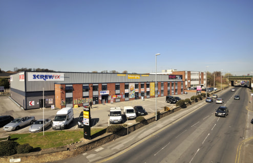 The property comprises a highly prominent trade counter/ warehouse unit which benefits from the following: