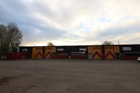 Under Offer]\nMODERN warehouse premises with FORECOURT parking in Oldbury - Total GIA 3,352...