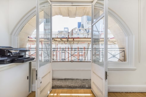 Strapline: Workspace fitted with meeting rooms and furniture - Rent free / incentives available - Impressive ceiling height - Great natural...