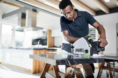 No noticeable difference – the combination of a brushless EC-TEC motor and dual battery system 2 x 18 V makes the new TSC as impressively powerful as a mains-powered machine, while maintaining full mobility.