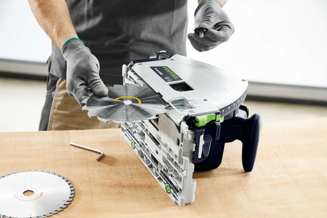 Easier saw blade changing