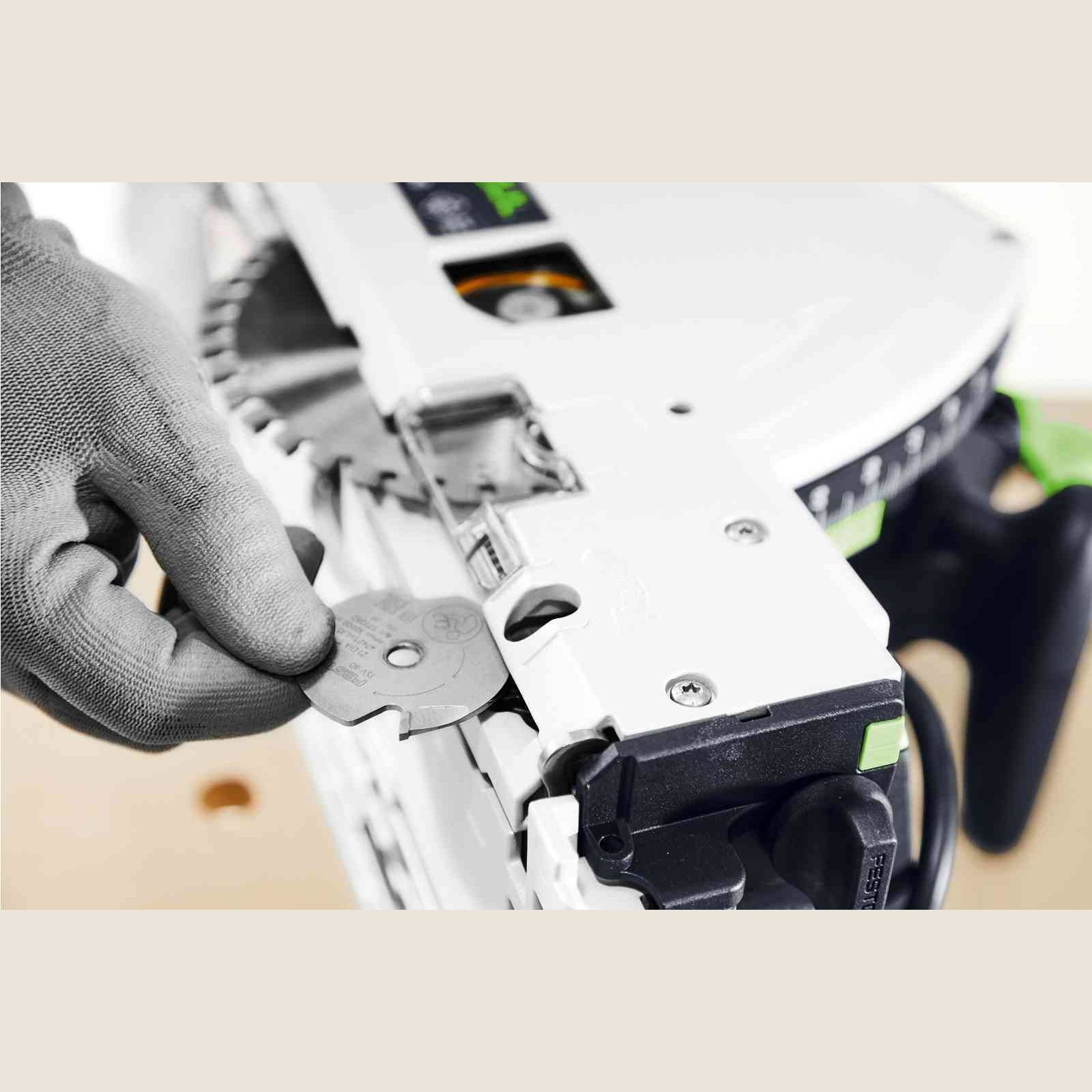 Easier saw blade changing