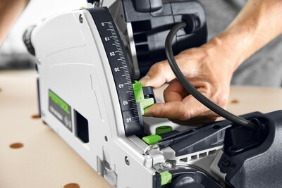 Exact depth setting of the plunge-cut saw