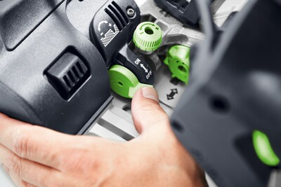 Switching the scoring blade on and off